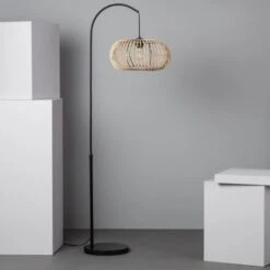 Lámpara De Pie De Ratán Arawa Lebrel Natural.