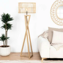Lámpara De Pie Wabi Home Diseño Geométrico Con Patas De Madera Y Pantalla De Fibra De Ratán